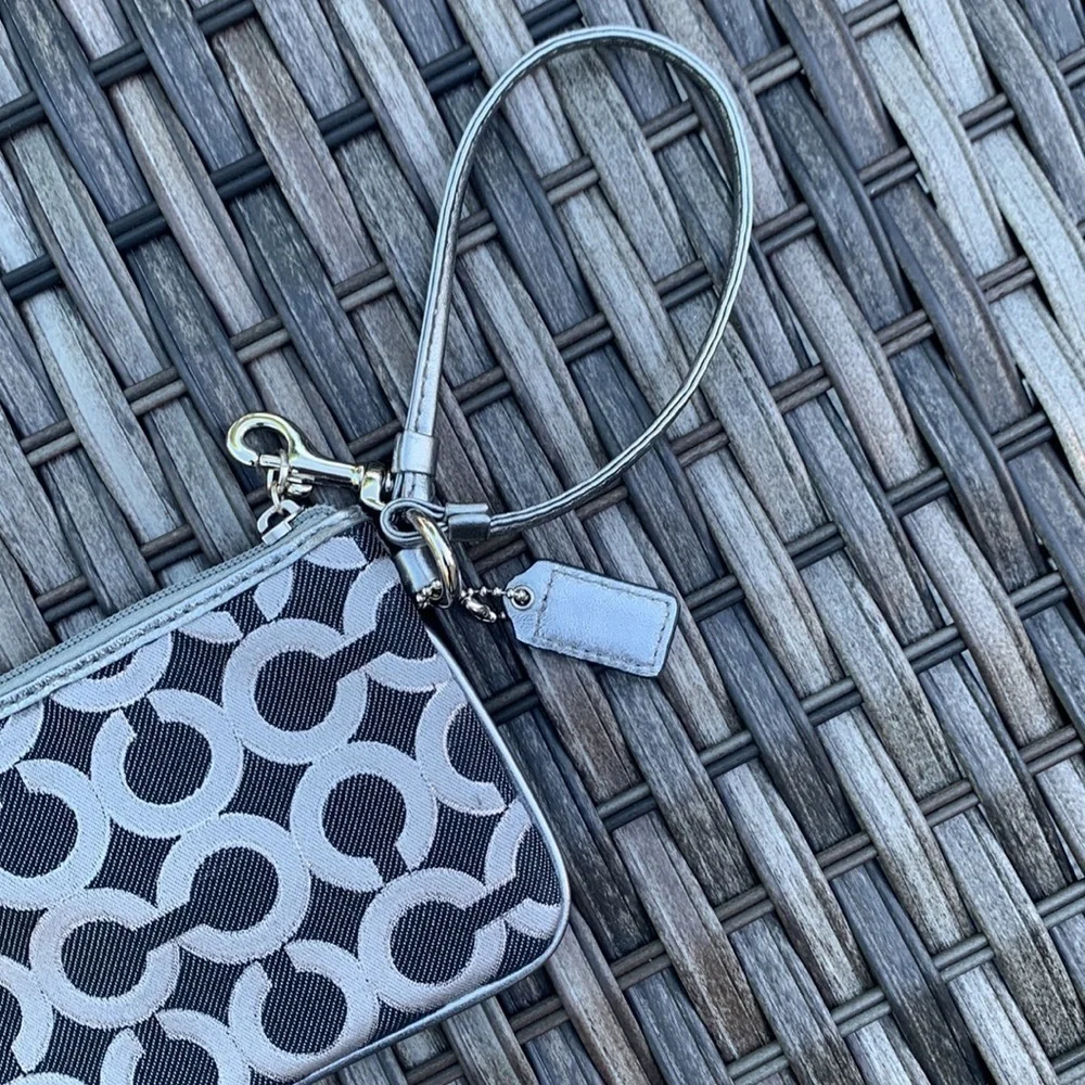 𝅺NWOT COACH ‘Julia Op Art’ Wristlet - Black/Gunmetal Gray/Silver